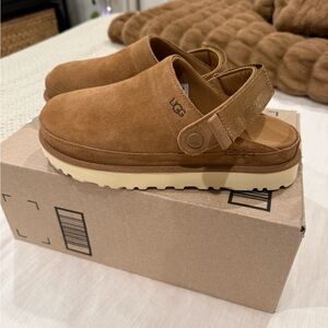 UGG Women’s Goldenstar Clogs - Chestnut